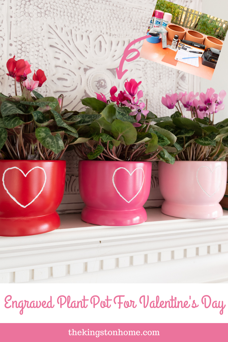 Vaso de plantas gravado para o Dia dos Namorados - The Kingston Home: Descubra como é fácil criar seu próprio vaso de plantas gravado em forma de coração, bem a tempo para o Dia dos Namorados!  via @craftykingstons